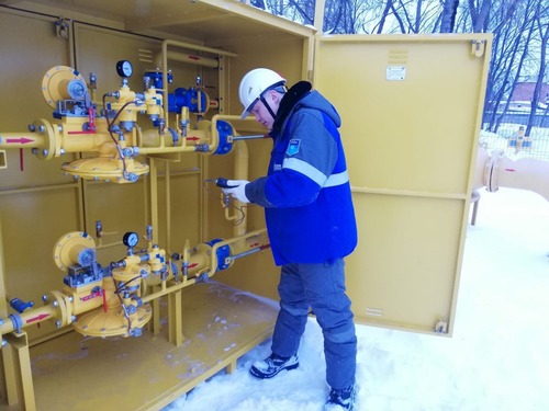 Специалист «Газпром газораспределение Киров» проводит обследование газорегуляторного пункта
