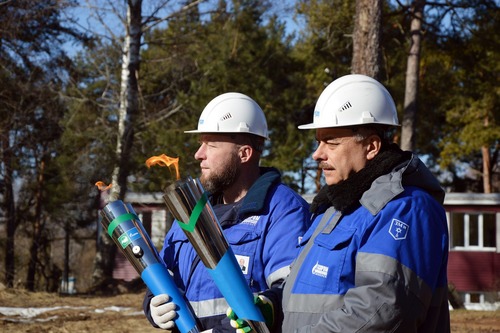 Сотрудники Руднянской газовой службы «Газпром газораспределение Смоленск» выносят факелы для передачи «Эстафеты газа»