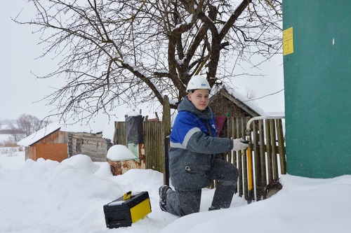 Сотрудник «Газпром газораспределение Смоленск» проводит пуско-наладочные работы в одном из домовладений в д. Царёво-Займище