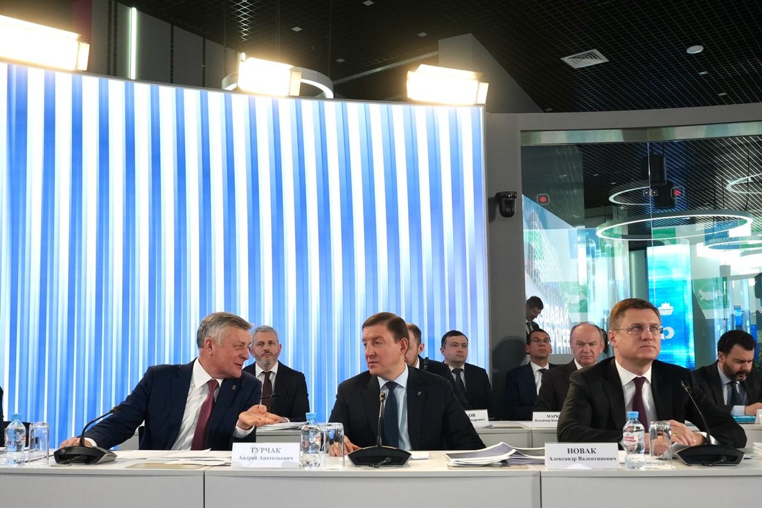 Слева направо Сергей Густов, Андрей Турчак и Александр Новак на заседании