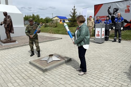 Момент зажжения Вечного огня в с. Сабанчеево Республики Мордовия