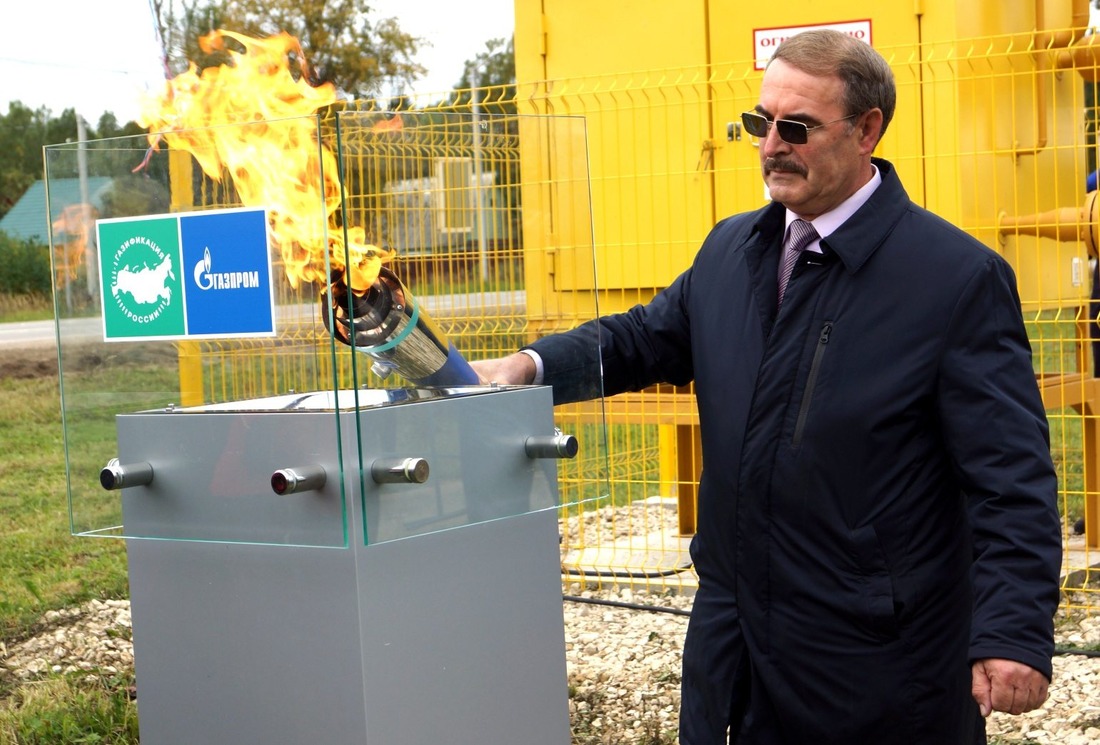 Факел зажигает житель Тюрмеровки, депутат Судогодского районного Совета народных депутатов Василий Николаевич Зин