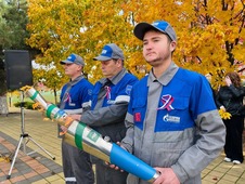 Газовики на церемонии зажжения Вечного огня