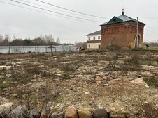 Фундамент Алексеевской церкви. На заднем плане въездные ворота