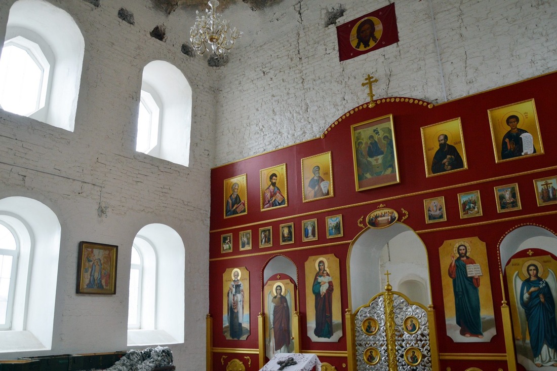В Верхнем храме, освященном в честь Преображения Господня, сейчас ведутся реставрационные работы