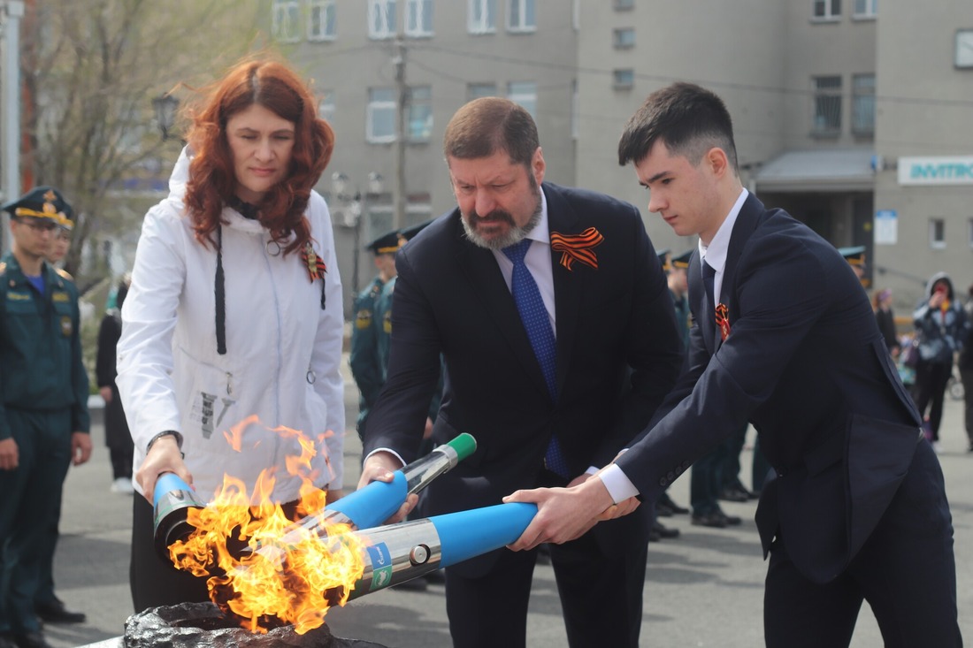 Зажжение Вечного огня в городе Шумиха, в центре — генеральный директор ООО "Газпром межрегионгаз Курган" Дмитрий Осетров