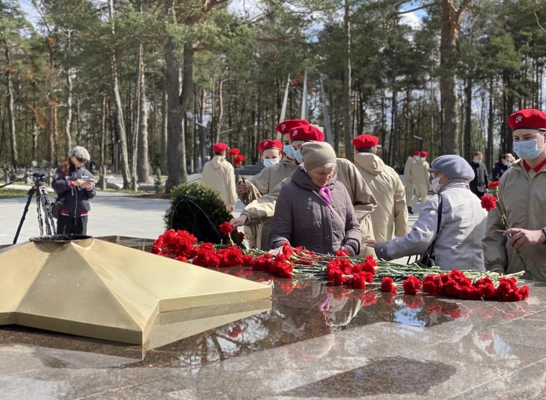 Возложение цветов к мемориалу "Вечный огонь"