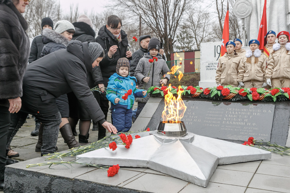 Возложение цветов к мемориалу