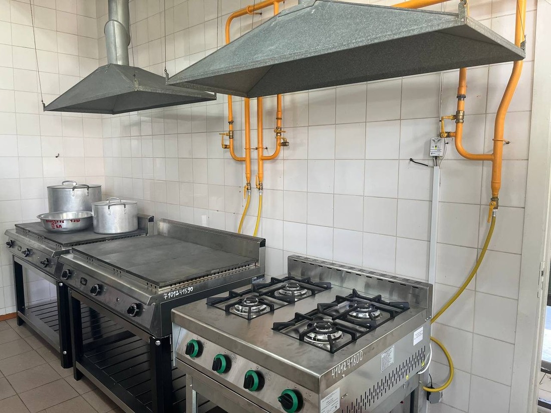 На кухне установлены три газовых плиты