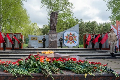 Вечный огонь на мемориале