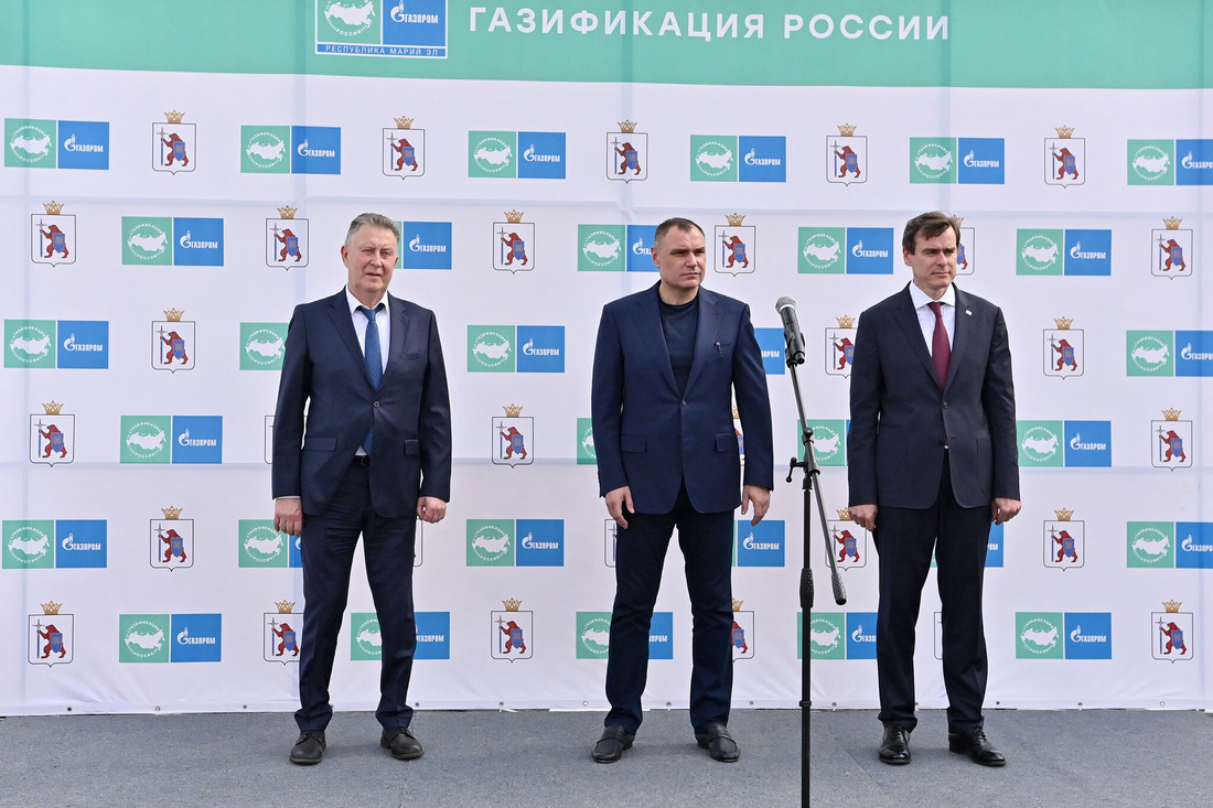 Глава республики Юрий Зайцев (в центре) и заместитель генерального директора ООО «Газпром межрегионгаз» Сергей Табачук (справа)