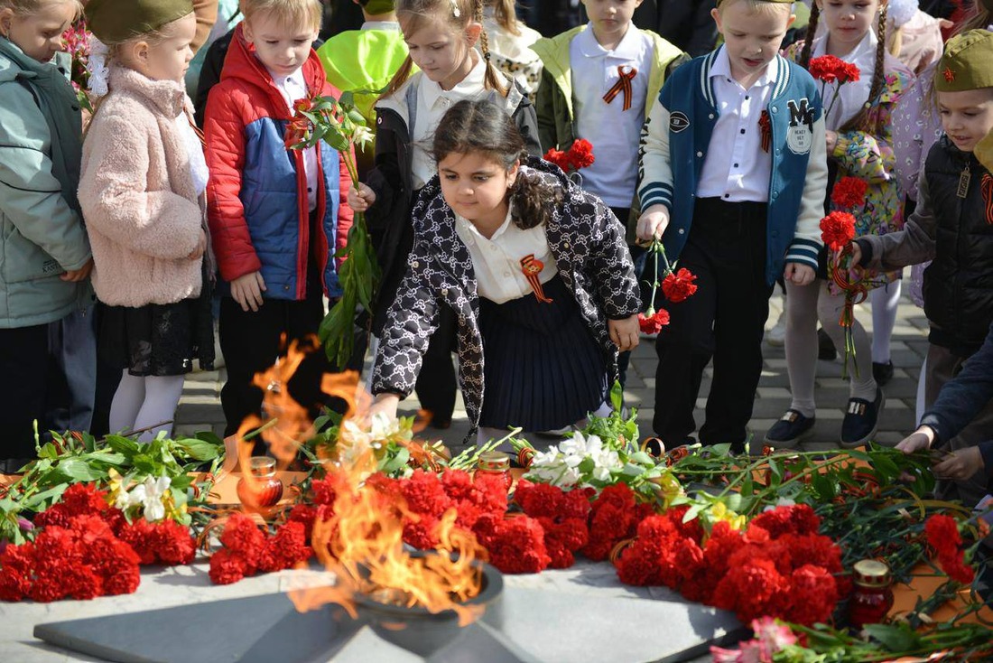 Возложение цветов к мемориалу