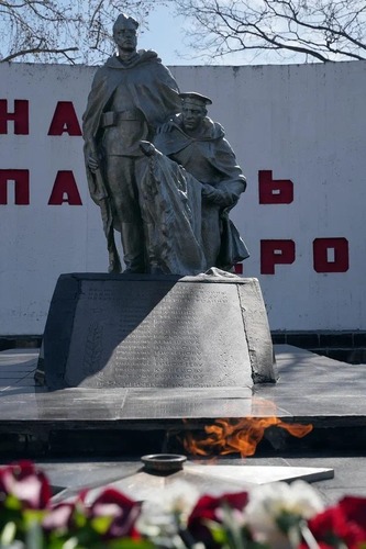 Вечный огонь на мемориале