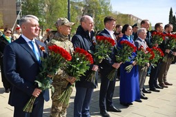 Возложение цветов к мемориалу