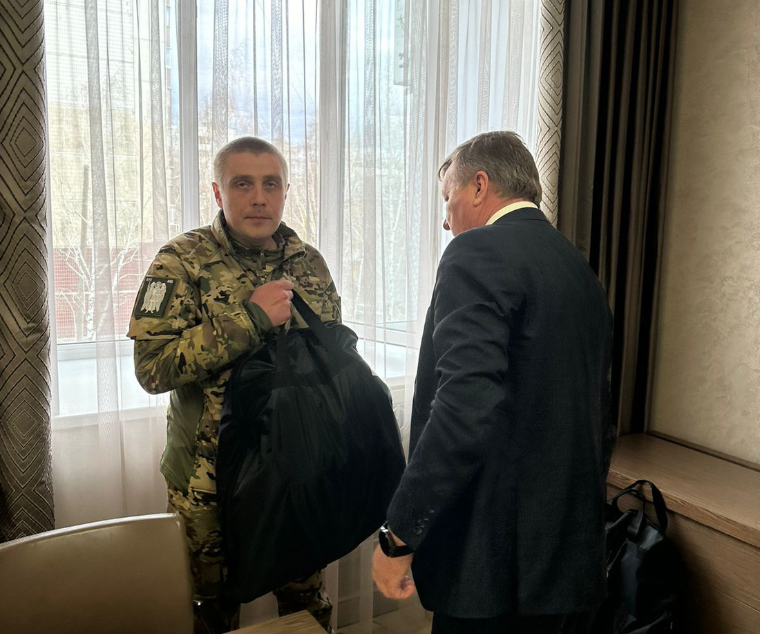Генеральный директор Владимир Камеко лично передал бойцам бронежилеты