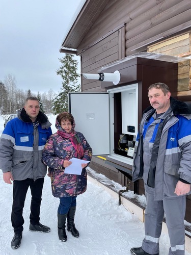 Специалисты «Газпром газораспределение Вологда» и местная жительница. На стене дома установлен термоблок с котлом