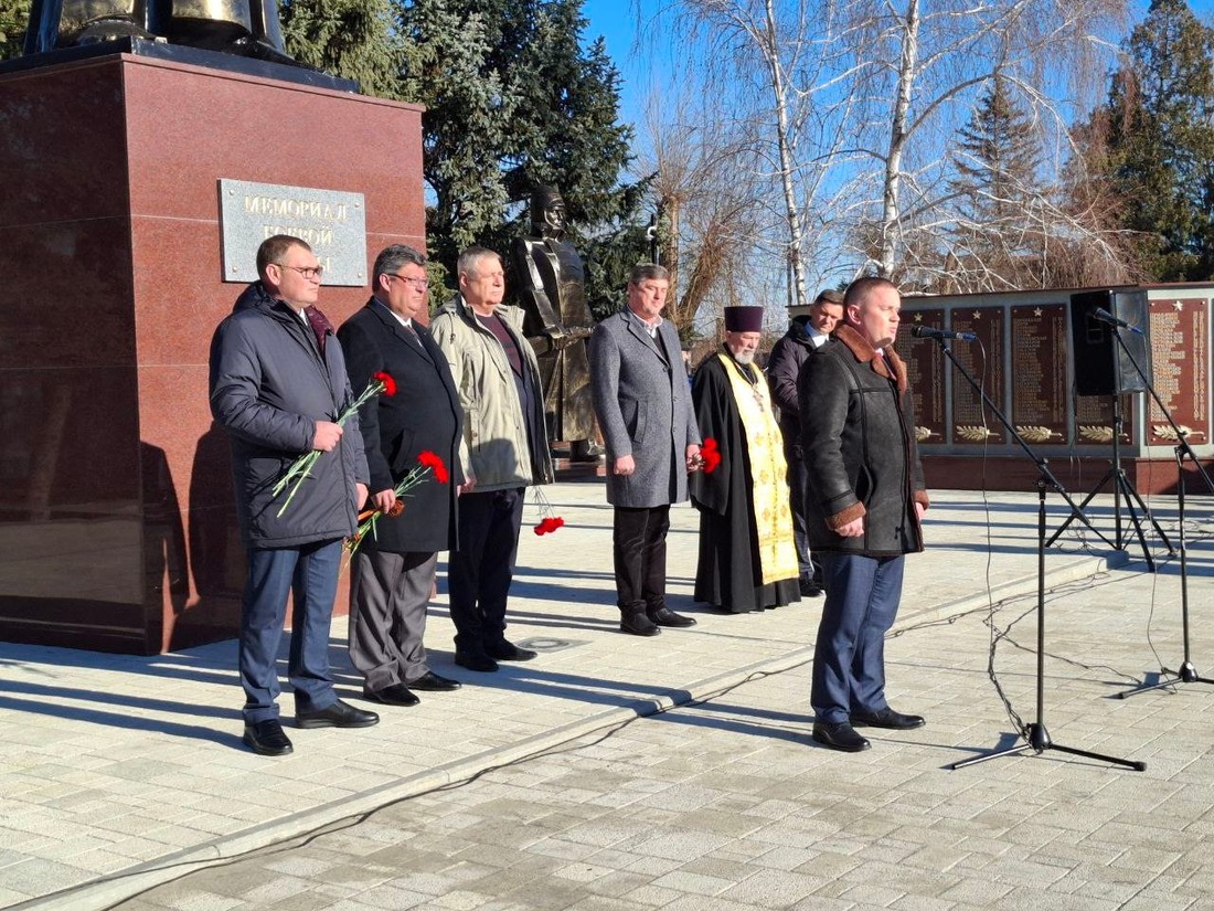 Торжественное мероприятие на площади перед мемориалом