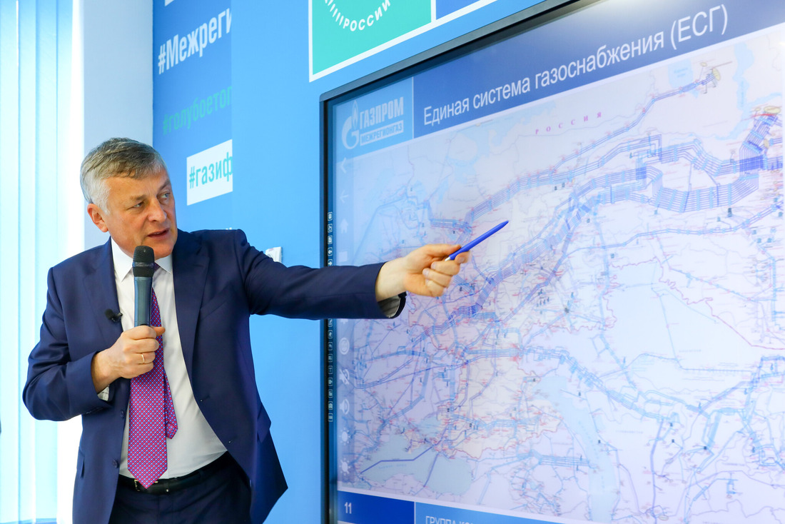 генеральный директор Группы Газпром межрегионгаз Сергей Густов проводит первый урок в образовательном пространстве «Класс про газ»