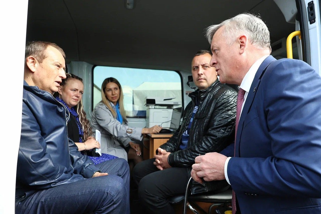 Александр Дрозденко и Сергей Густов в мобильном офисе