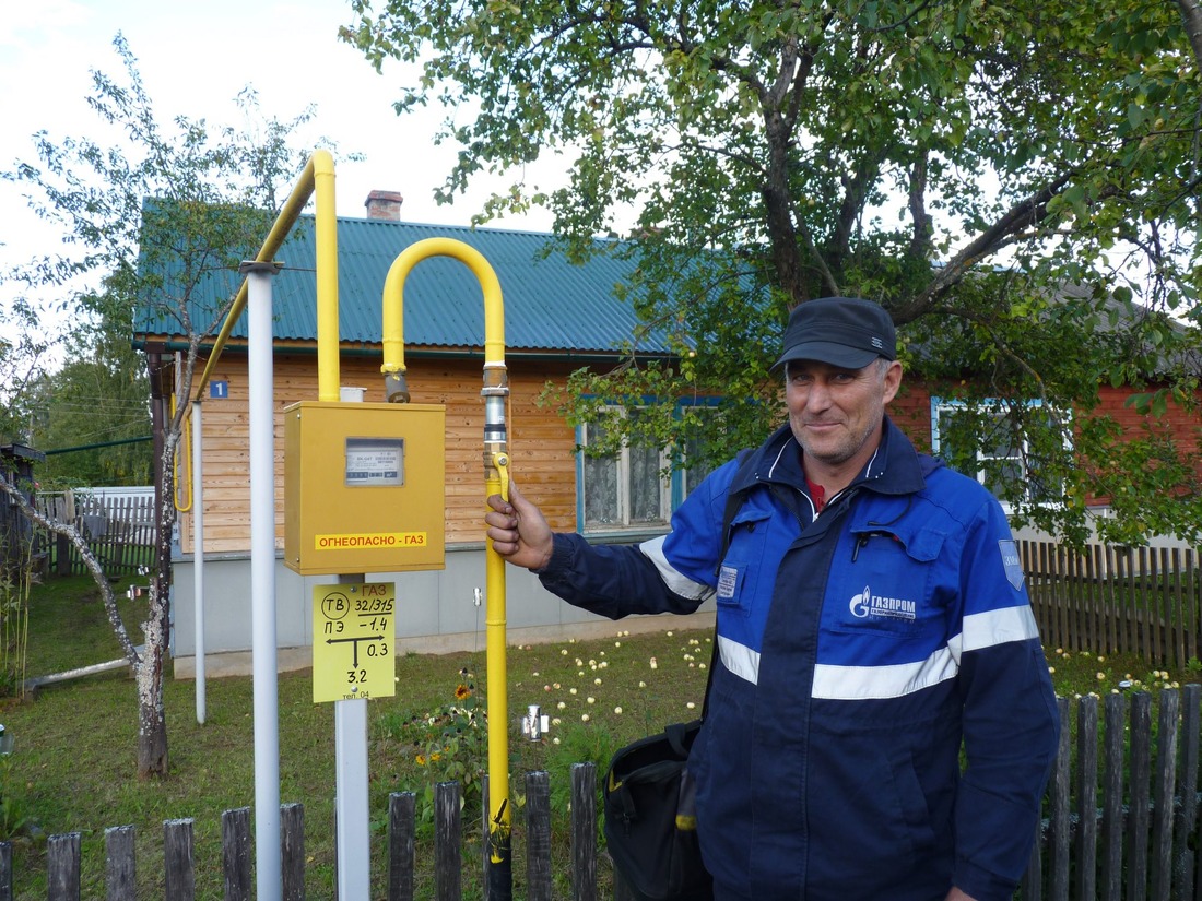 Сотрудник АО «Газпром газораспределение Иваново» осуществляет пуск газа в домовладение