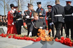 Возложение цветов к мемориалу