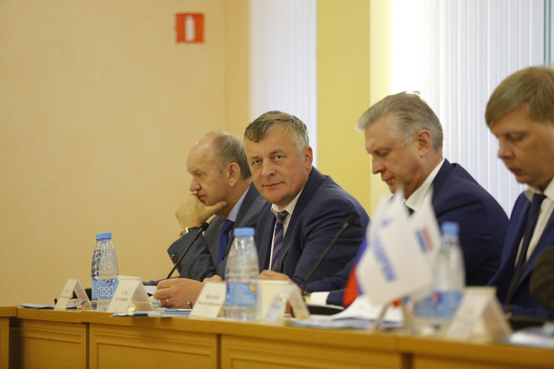 Сергей Густов во время совещания