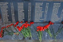 Цветы на мемориале
