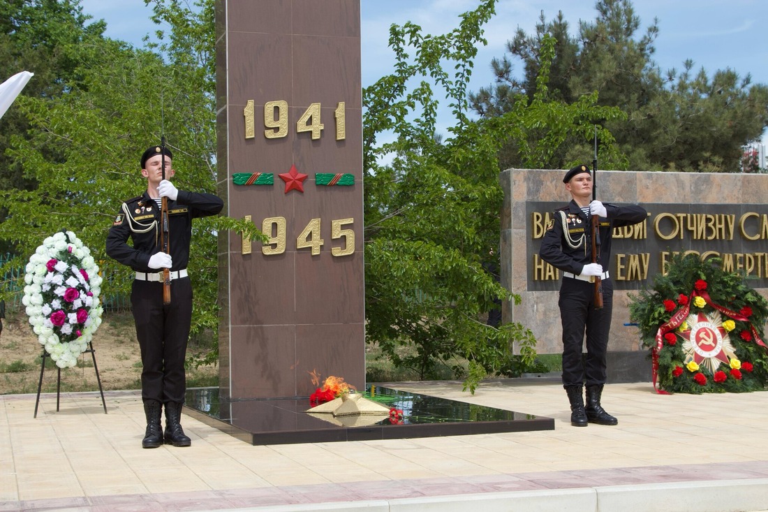 Почетный караул у мемориала